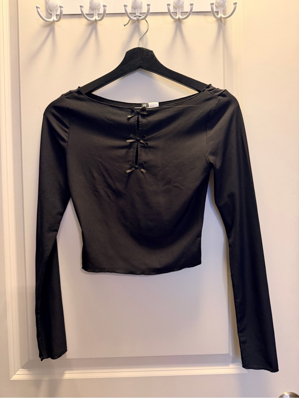 H&M Women’s Black Long-Sleeve Bow-Back Crop Top

Size XS